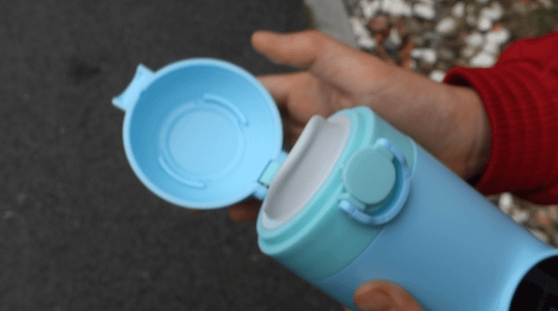 这是一款与众不同的水杯内置了天猫精灵让孩子爱上喝水