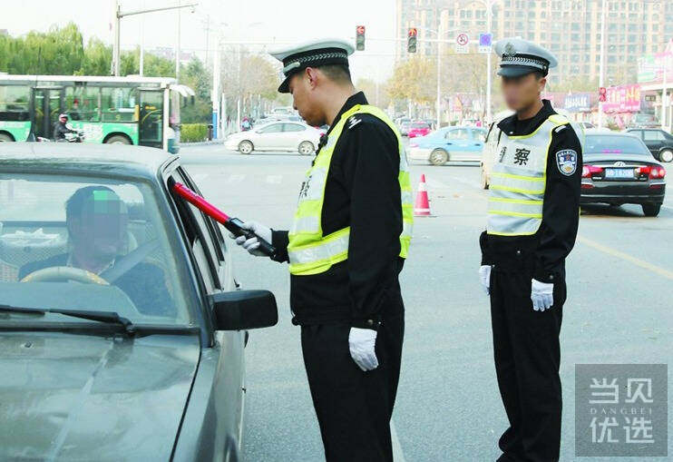 交警每次因為什麼攔車呢?為什麼有的不攔