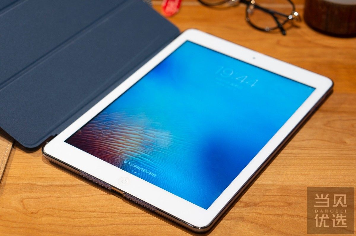 给7年前的ipadair配一套亿色的膜和壳让它再战3年