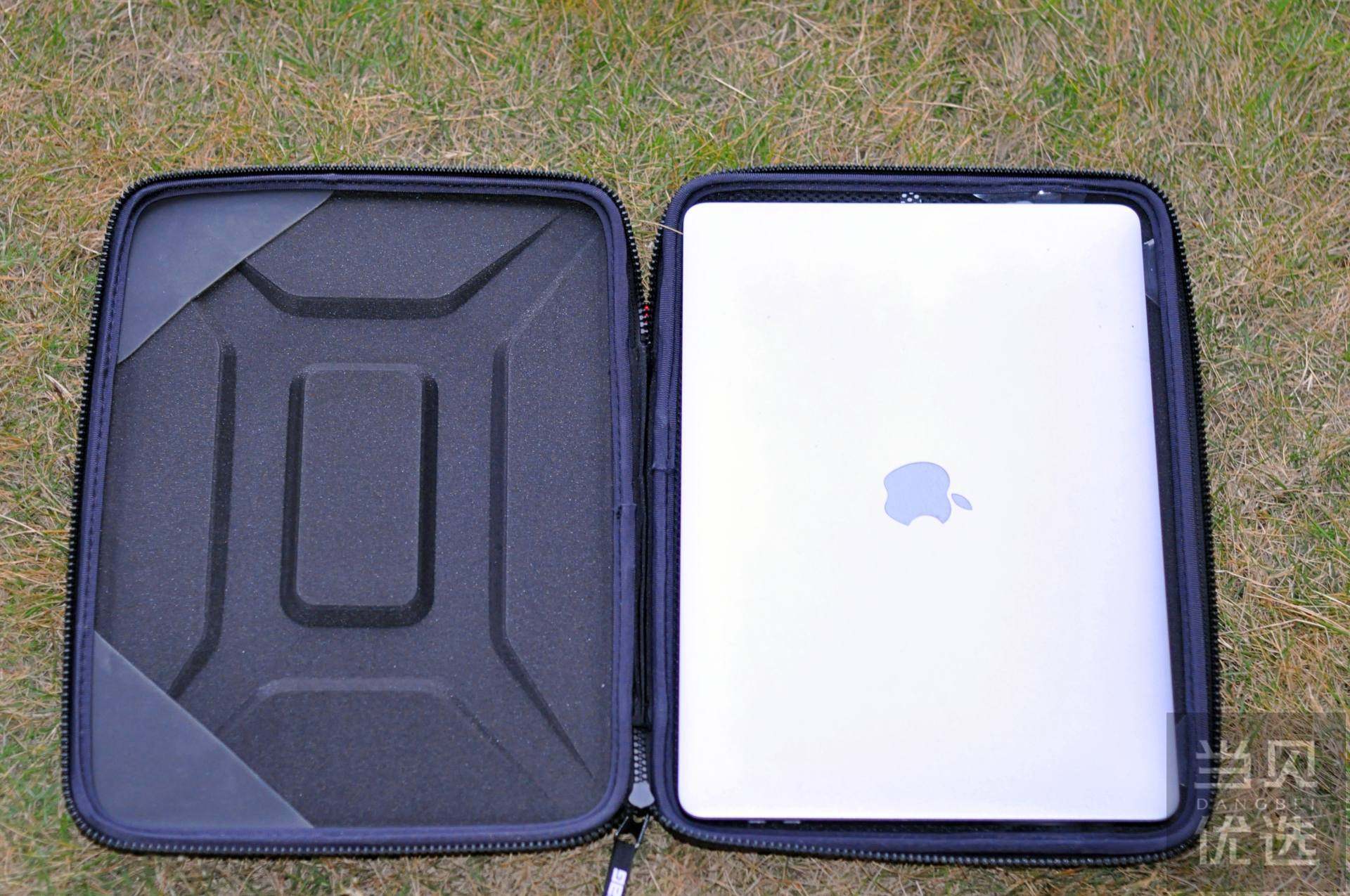 MacBook Pro 新配件：UAG红色笔记本内胆包