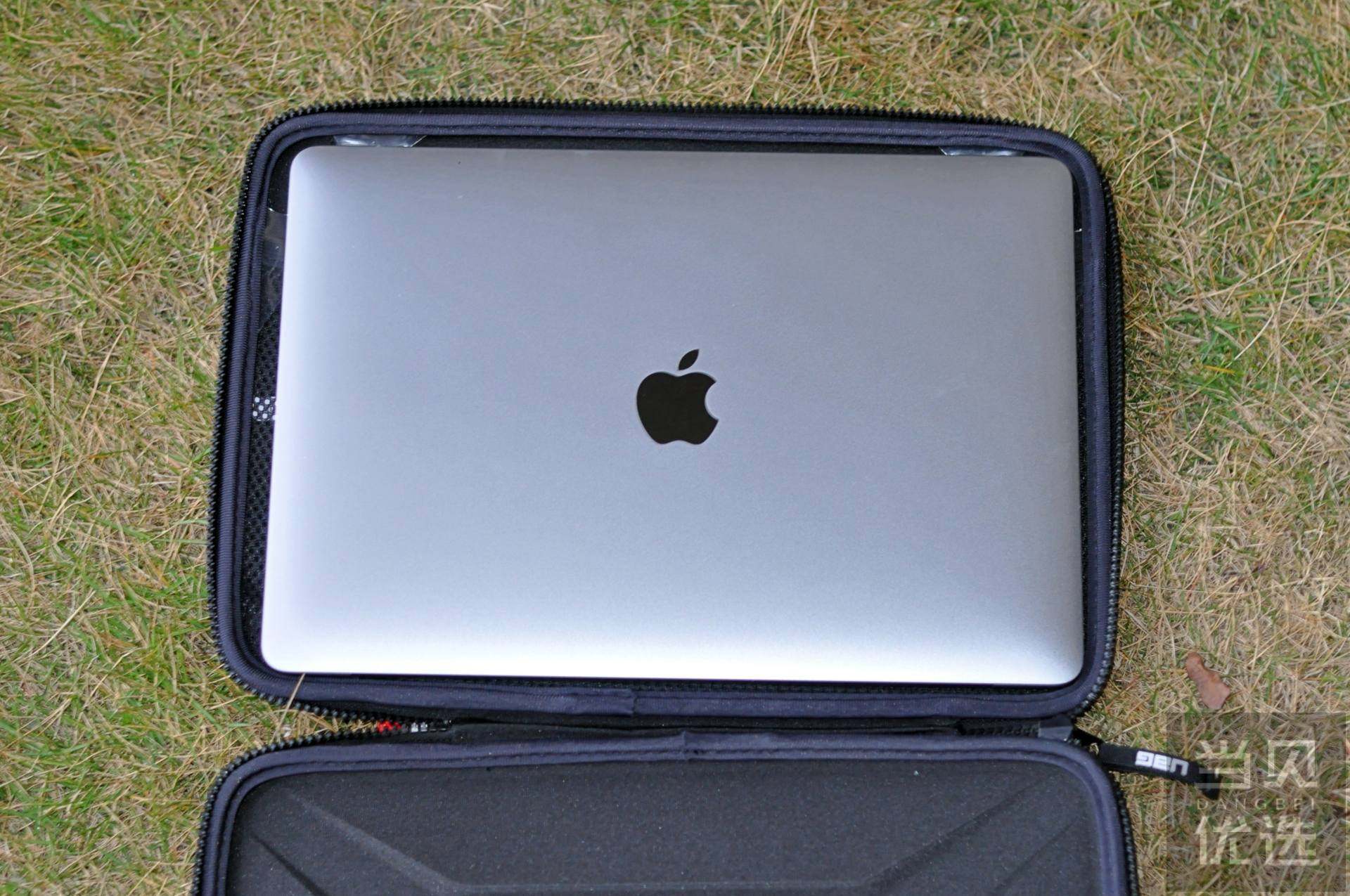 MacBook Pro 新配件：UAG红色笔记本内胆包